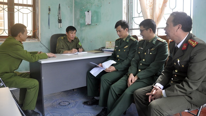 Công an huyện Hải Hà, Bộ Đội Biên phòng Đồn Quảng Đức và Công an xã Tiến Tới trao đổi công tác đảm bảo ANTT trên địa bàn. 
