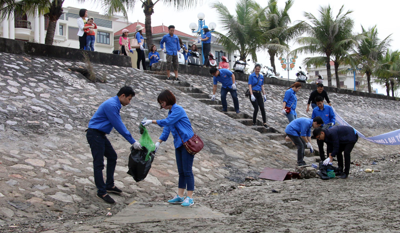Các đoàn viên thanh niên Cơ quan Báo Quảng Ninh tích cực thu dọn rác dọc bờ biển Cột 5, Cột 3, TP Hạ Long.