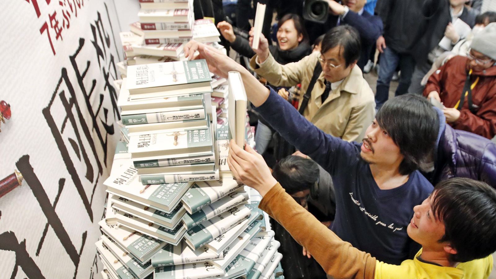 Người Nhật Bản đổ xô đi mua tiểu thuyết mới của Murakami