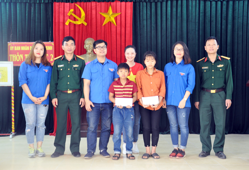 Đoàn viên thanh niên cơ quan Báo Quảng Ninh tặng quà gia đình chính sách phường Hồng Hà, TP Hạ Long. 