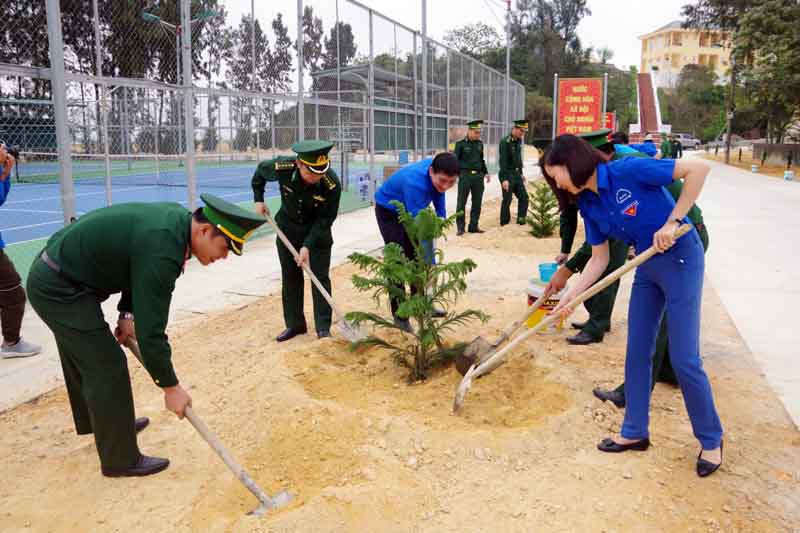 Lãnh đạo Tỉnh Đoàn và Bộ đội Biên phòng tỉnh tham gia trồng cây tại Đồn Biên phòng Cô Tô. Ảnh: Xuân Hùng (BĐBP tỉnh