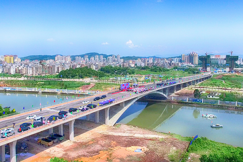 Cầu Bắc Luân II là cây cầu có khẩu độ vòm lớn nhất Việt Nam, hoàn thành tháng 9/2017,  góp phần quan trọng thúc đẩy giao thương, du lịch giữa tỉnh Quảng Ninh (Việt Nam) và Quảng Tây (Trung Quốc)...