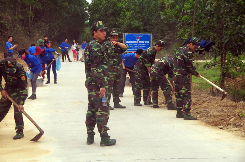 Các chiến sỹ Tiểu đoàn Huấn luyện BĐBP Quảng Ninh cùng đoàn viên thanh niên xã Thống Nhất (Hoành Bồ) giúp nhân dân dọn vệ sinh môi trường.