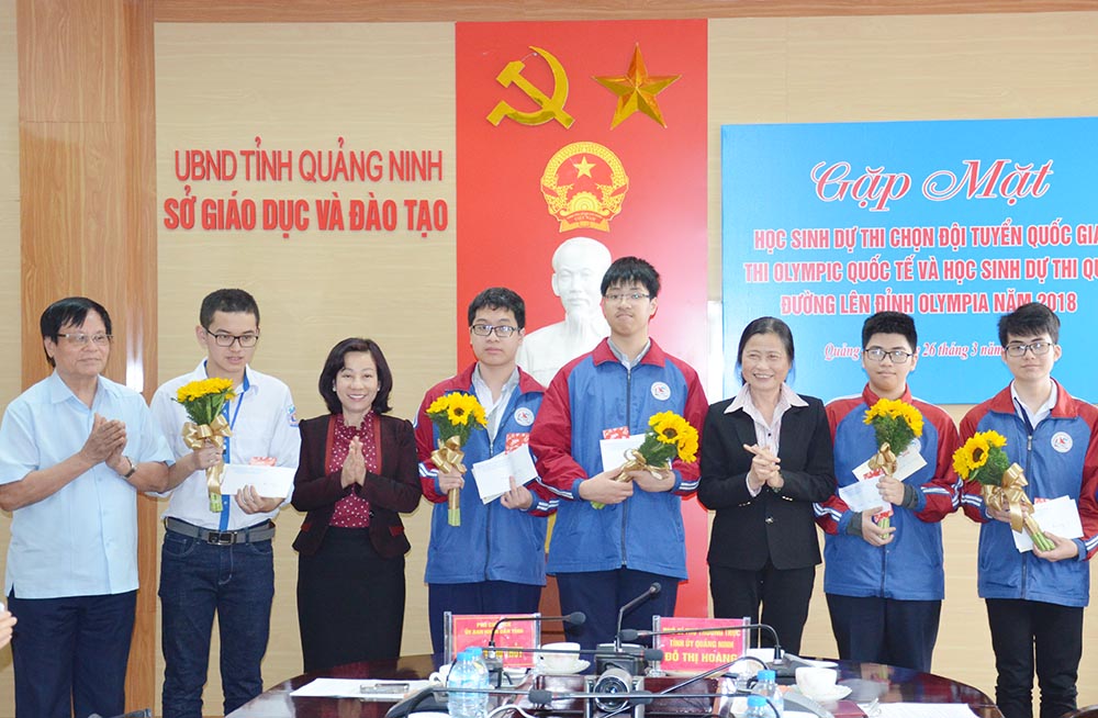 Đồng chí Đỗ Thị Hoàng, Phó Bí thư Thường trực Tỉnh ủy khen thưởng cho 5 học sinh tại lễ gặp mặt