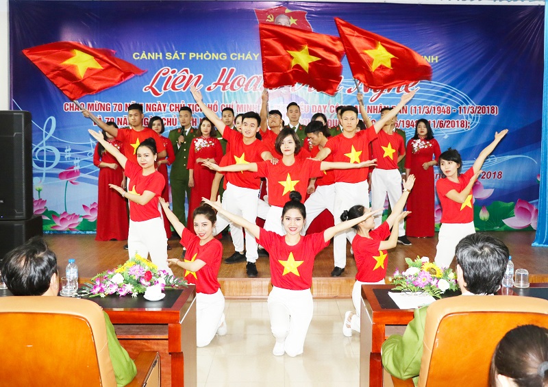 Tiết mục hát, múa mừng Đảng, Bác Hồ kính yêu tại giao lưu văn nghệ do CS PCCC tỉnh tổ chức.