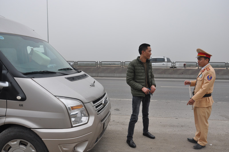 Đội CSGT số 2 kiểm tra phương tiện tham gia giao thông trên QL18 đoạn đi qua địa bàn TP  Hạ Long