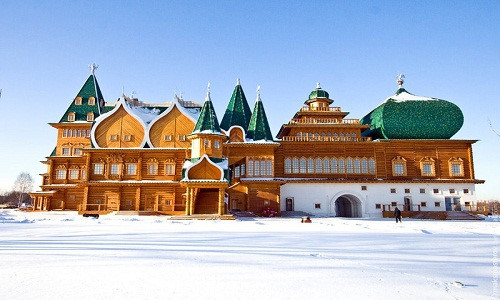  Dưới sự trị vì của Sa hoàng Alexei Mikhailovich, cung điện gỗ Kolomenskoye là nơi ở của ông cũng như những Sa hoàng kế nhiệm. Cung điện Kolomenskoye được xây dựng từ nguyên liệu gỗ với phong cách kiến trúc độc đáo. 