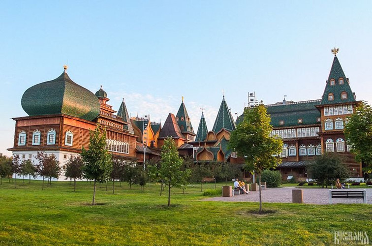  Cung điện Kolomenskoye nằm dọc theo bờ phải của sông Moscow. Công trình này là một trong những thắng cảnh nổi tiếng nhất bên ngoài trung tâm thành phố Moscow. 