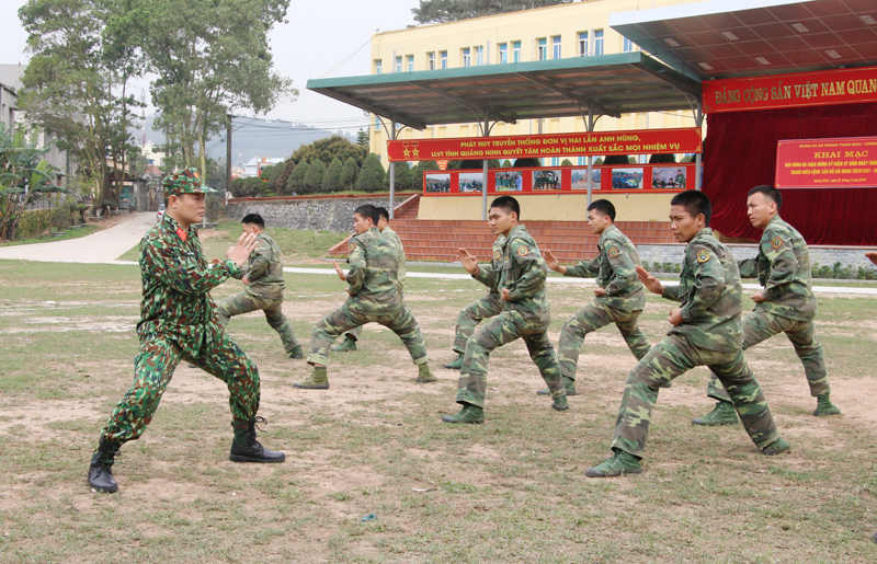 Đại úy Tô Sỹ Dương hướng dẫn cho chiến sĩ các động tác võ cơ bản trong giờ huấn luyện.