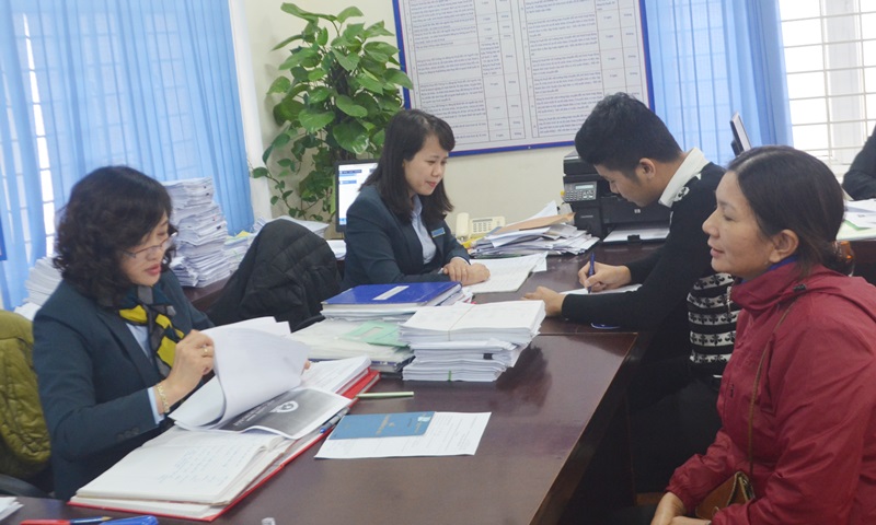 Với mục tiêu hướng đến xây dựng ngành BHXH hiện đại, chuyên nghiệp, hướng tới sự hài lòng của người dân và doanh nghiệp . Ảnh cán bộ giải quyết các thủ tục hành chính liên quan chính sách BHXH cho người dân tại Trung tâm hành chính công TP Uông Bí.