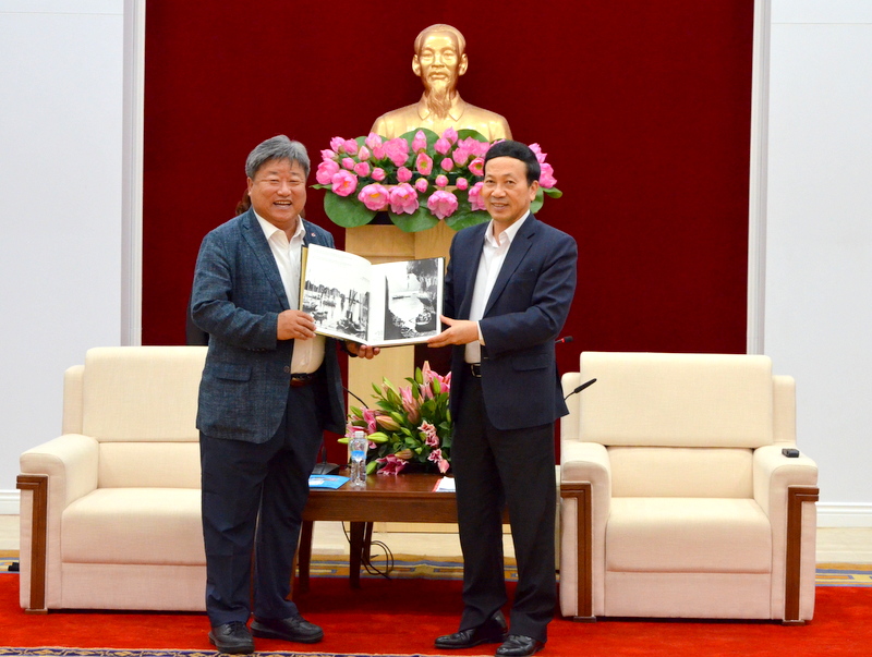 Đồng chí Phó Chủ tịch UBDN tỉnh tặng hoa và quà cho các vị khách đến tìm kiếm cơ hội đầu tư kinh doanh tại Quảng Ninh