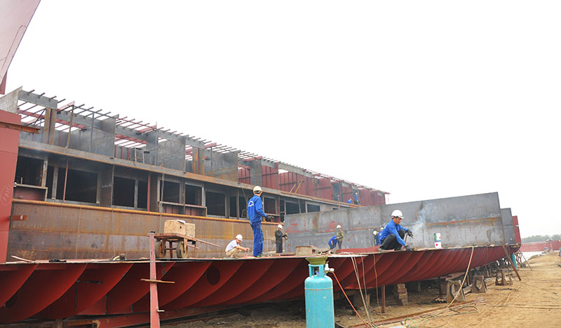 Công nhân Xí nghiệp Đóng tàu vận tải Thành An, TX Quảng Yên sửa chữa tàu vỏ sắt.