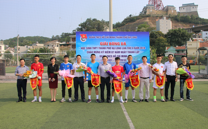 Các đại biểu trao cờ lưu niệm cho 8 đội bóng tham gia giải.