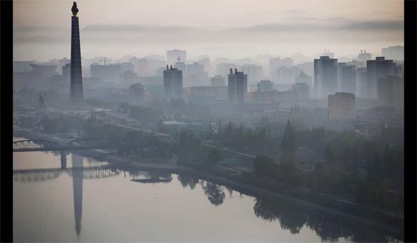 Tháp Juche in bóng xuống dòng sông Taedong vào một buổi sáng mù sương ở Bình Nhưỡng. (Ảnh: Reuters)