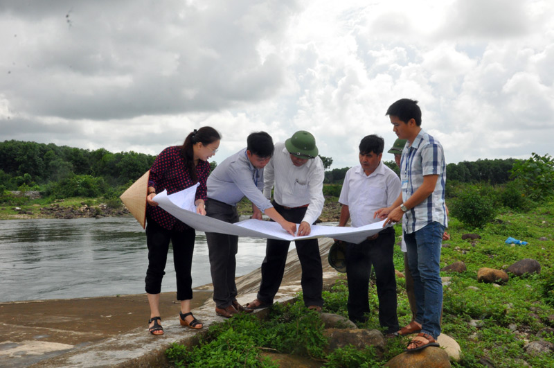 Lãnh đạo huyện Hải Hà cùng với các phòng, ban chuyên môn kiểm tra công tác giải phóng mặt bằng dự án đường cao tốc Vân Đồn-Móng Cái.