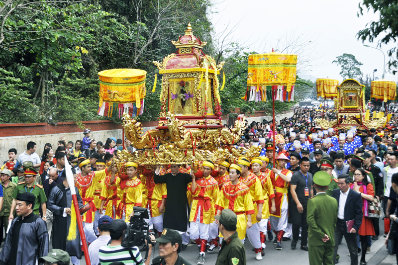 Lễ hội đền Cửa Ông được tổ chức định kỳ hàng năm thu hút đông đảo du khách thập phương ( Ảnh: Minh Đức)