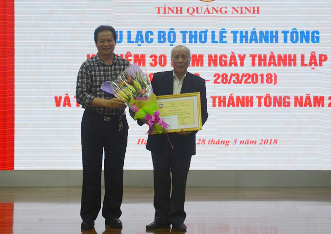 Câu lạc bộ thơ Bái Tử Long (TP Cẩm Phả) được Hội VHNT Quảng Ninh khen thưởng.