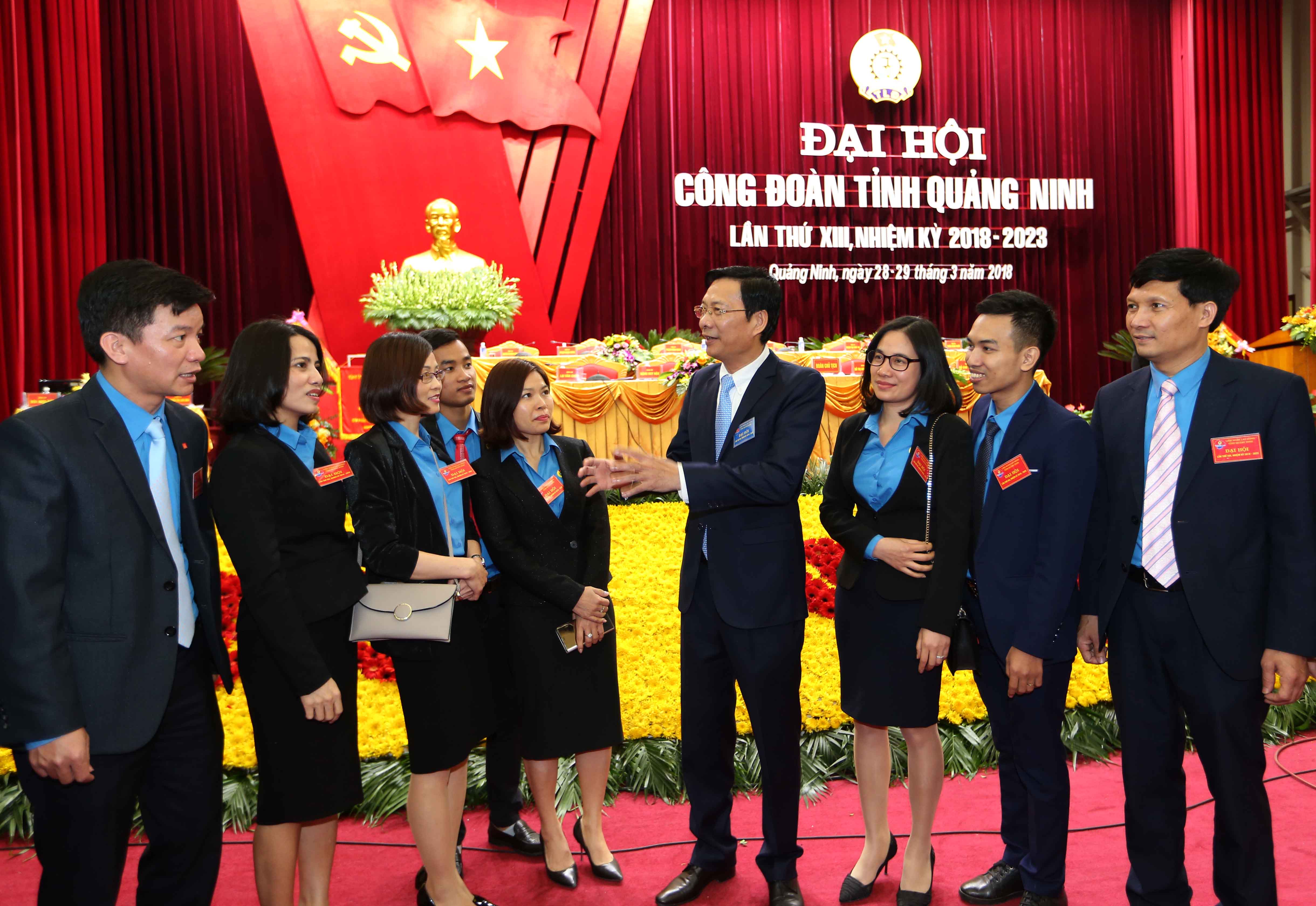 Bí thư Tỉnh ủy Nguyễn Văn Đọc  trò chuyện với CNLĐ, cán bộ công đoàn bên lề Đại hội.