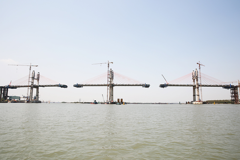 Từ điểm đầu tiên là cầu Bạch Đằng, nối với cao tốc Hải Phòng - Hà Nội, hệ thống giao thông cao tốc của Quảng Ninh đang dần hình thành.