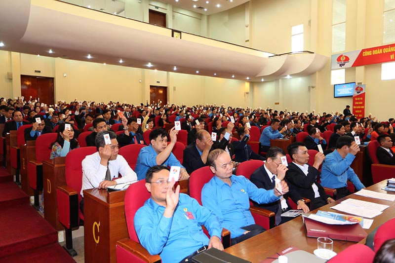 Các đại biểu biểu quyết danh sách đề cử nhân sự tham gia BCH LĐLĐ tỉnh khóa XIII.