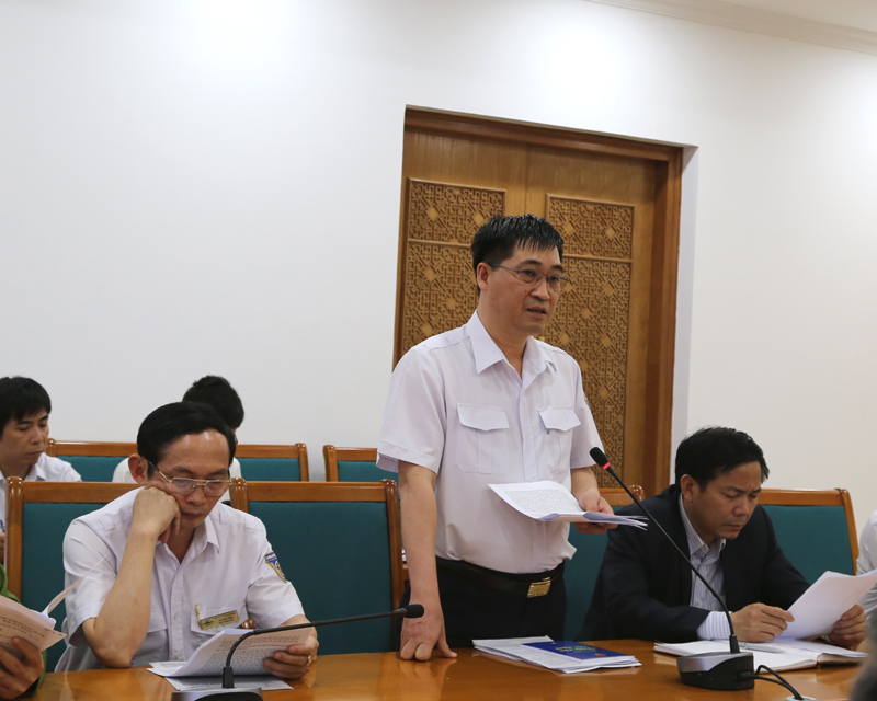 Đại diện Cảng vụ Hàng hải Quảng Ninh báo cáo về hoạt động hàng hải của tỉnh tại buổi làm việc. 
