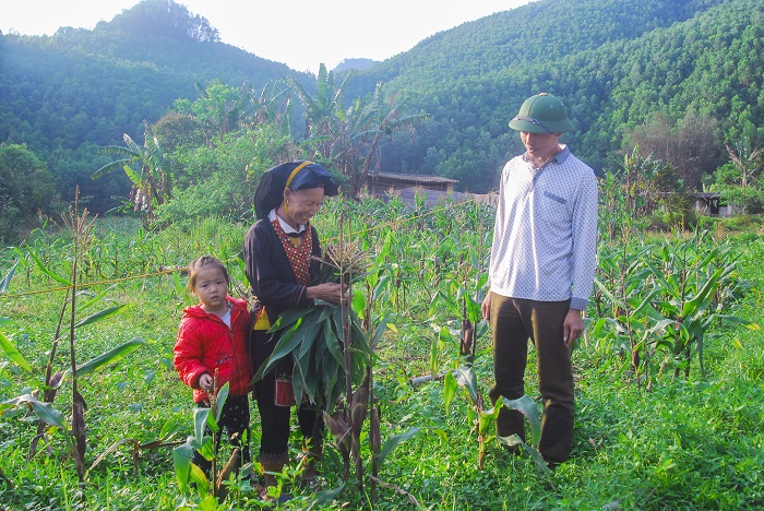Cán bộ thôn Đồng Trà (xã Đồng Lâm, huyện Hoành Bồ) nắm tình hình người dân trên địa bàn.