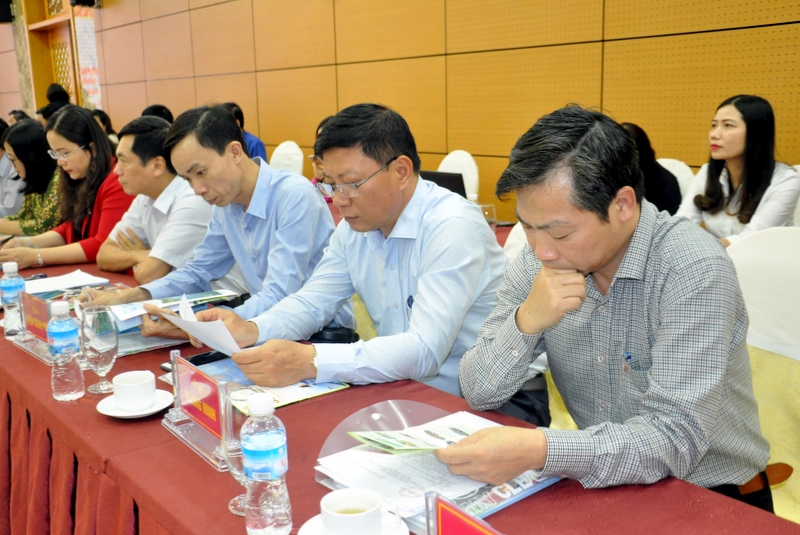 Các đại biểu nghiên cứu các tài liệu về Năm Du lịch quốc gia 2018 Hạ Long - Quảng Ninh.
