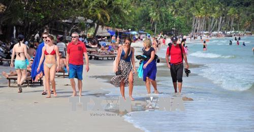 Bãi Sao - Phú Quốc thu hút đông du khách quốc tế đến tham quan, tắm biển. Ảnh: Lê Huy Hải/TTXVN