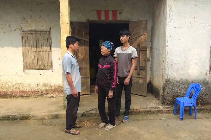 Cán bộ thôn Nam Hả Trong (xã Nam Sơn, huyện Ba Chẽ) nắm tình hình đời sống, sản xuất của người dân trên địa bàn.