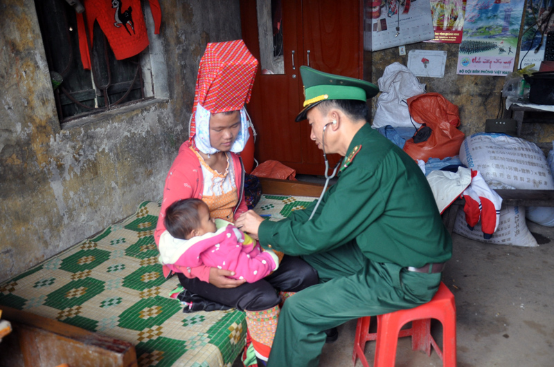Cán bộ Quân y Đồn BP cửa khẩu Hoành Mô khám, chữa bệnh và cấp thuốc miễn phí cho người dân bản Phật Chỉ, xã Đồng Văn (Bình Liêu)