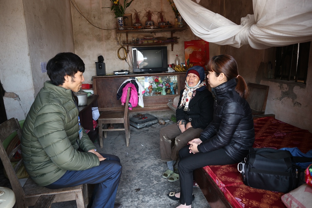 Cán bộ phường Yên Giang đến động viên và thăm hỏi gia đình bà Nguyễn Thị Thanh ở khu phố 3, là một trong những hộ nghèo của phường