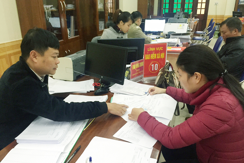 Cán bộ Trung tâm HCC huyện Tiên Yên giải quyết thủ tục hành chính cho người dân