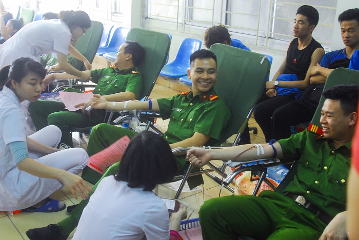 ĐVTN Công an TP Cẩm Phả nhiệt tình hiến máu cứu người.