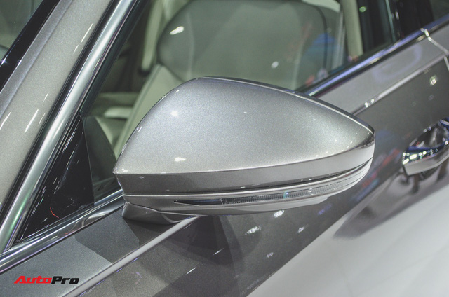 Một chiếc sedan sang trọng như Audi A8 không thể thiếu gương chiếu hậu tích hợp xi-nhan LED...
