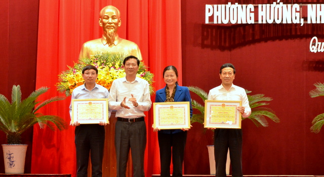 Chủ tịch UBND tỉnh Nguyễn Đức Long tặng bằng khen