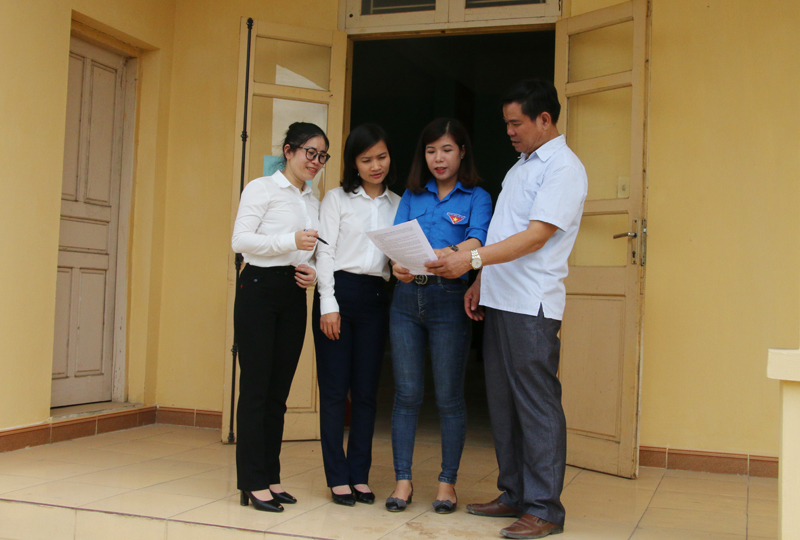 Cán bộ Đoàn Thanh niên phường Yên Giang phối hợp với các tổ chức đoàn thể địa phương trao đổi triển khai chuyên đề giáo dục  đạo đức, lối sống cho đoàn viên, thanh thiếu niên