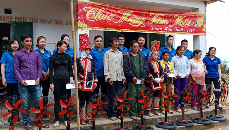 Huyện Đoàn Bình Liêu vừa phối hợp với Đoàn Thanh niên Công ty Cổ phần Kinh doanh Than Cẩm Phả tổ chức trao quà cho người dân và trẻ em nghèo thôn Khe Lạc, xã Tình Húc, huyện Bình Liêu.