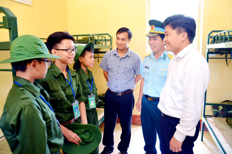 rò chuyện với các học viên tham gia chương trình “Học kỳ trong quân đội” tại Tiểu đoàn 185, Đoàn Tên lửa Trần Phú.