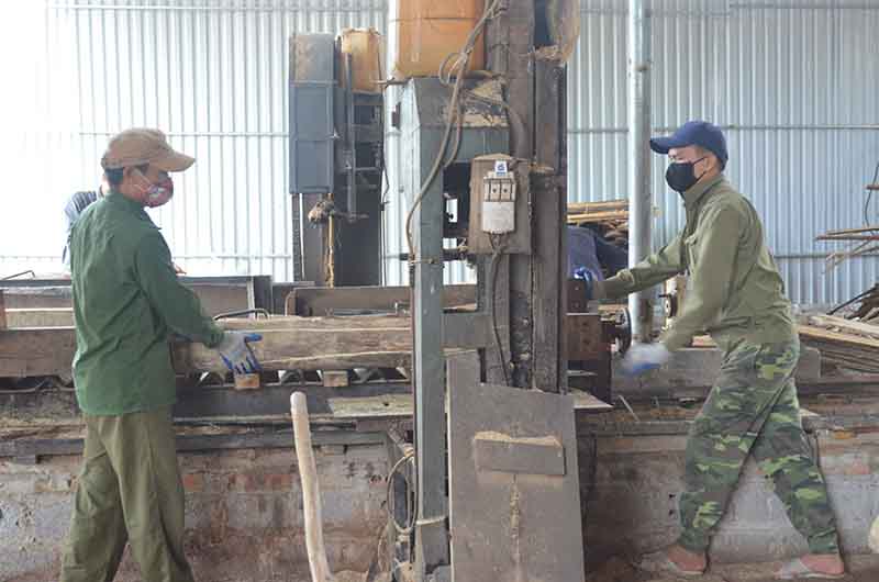 Ba Chẽ đang tập trung thu hút đầu tư vào CCN Nam Sơn (Trong ảnh: Chế biến gỗ tại Công ty Trường Sơn 36, CCN Nam Sơn)