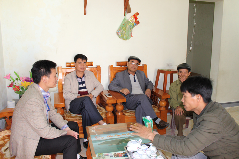 Bí thư, trưởng thôn Đinh Văn Toàn (thứ 2 từ trái sang) cùng đảng viên trong chi bộ thôn vận động người dân tham gia xây dựng đời sống văn hóa