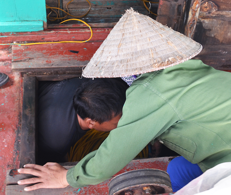Với dụng cụ nhỏ gọn, dễ cất giấu, dễ mua nhập lậu từ Trung Quốc thậm chí có thể tự chế được, xiếc điện đang được ngư dân sử dụng phổ biến nhnhaatslamf cạn kiệt nguồn lợi thủy sản