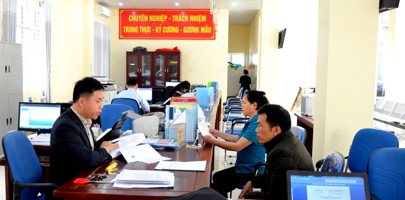 Cán bộ của Trung tâm Hành chính công huyện Ba Chẽ đang hướng dẫn người dân các thủ thục hành chính