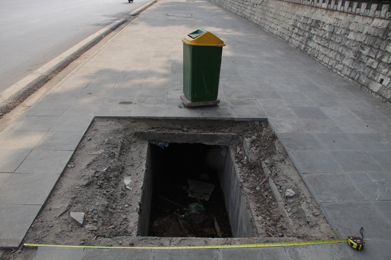 Cống thoát nước trên đường Hạ Long không có rào chắn cảnh báo rộng 2m, sâu 1,2m, người dân đã phải bê thùng rác đặt trên miệng hố.