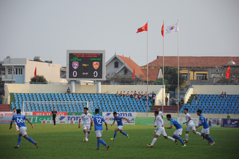 Than Quảng Ninh (áo xanh) đã thi đấu khá tốt trước Quảng Nam 