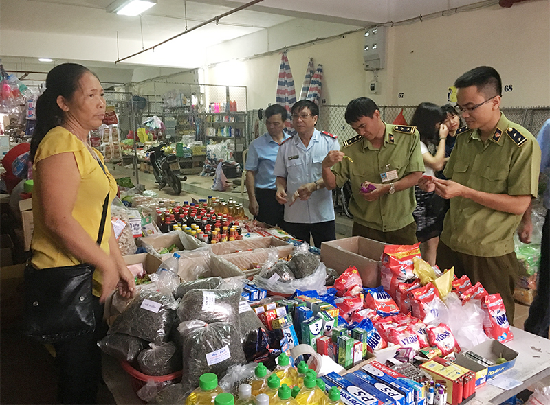 Lực lượng chức năng kiểm tra chất lượng hàng hóa tại chợ Trung tâm Bình Liêu, huyện Bình Liêu