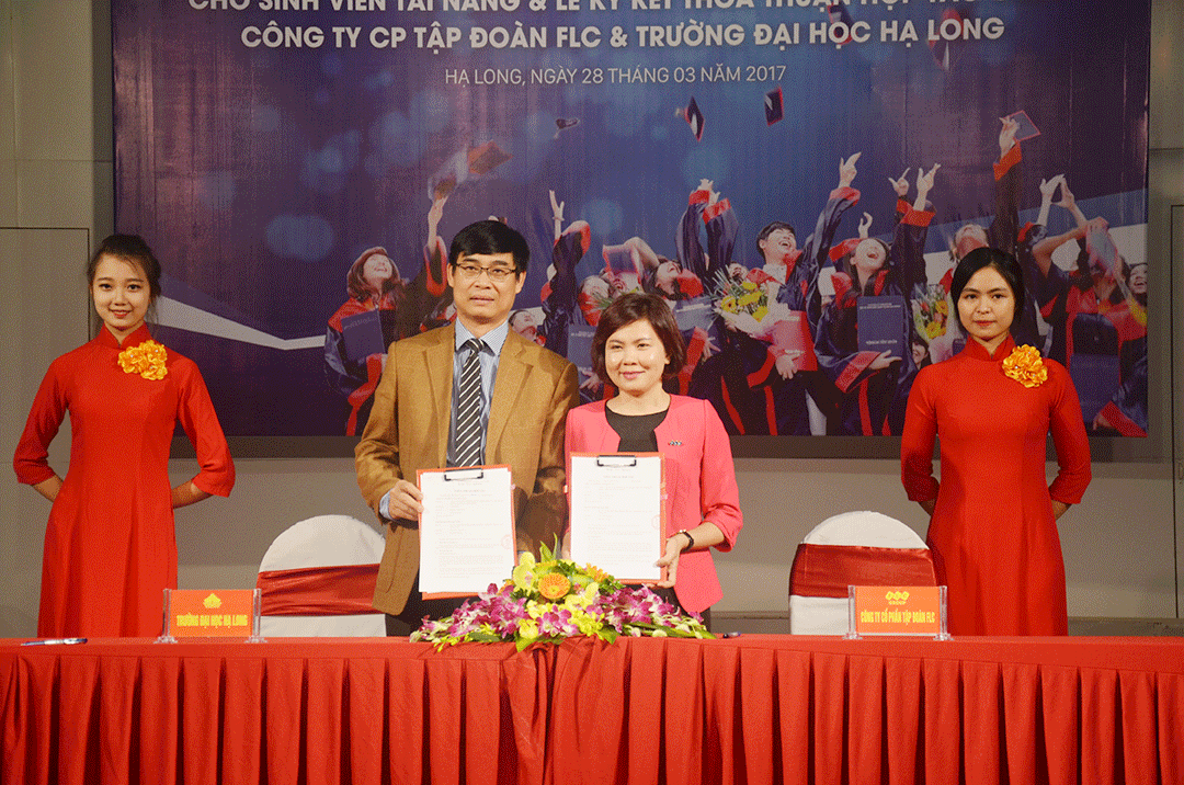 Đại diện lãnh đạo Trường Đại học Hạ Long và Công ty CP Tập đoàn FLC ký kết thỏa thuận hợp tác. Ảnh: Lan Anh