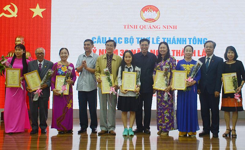 Minh Anh nhận giải C giải thơ Lê Thánh Tông năm 2018.