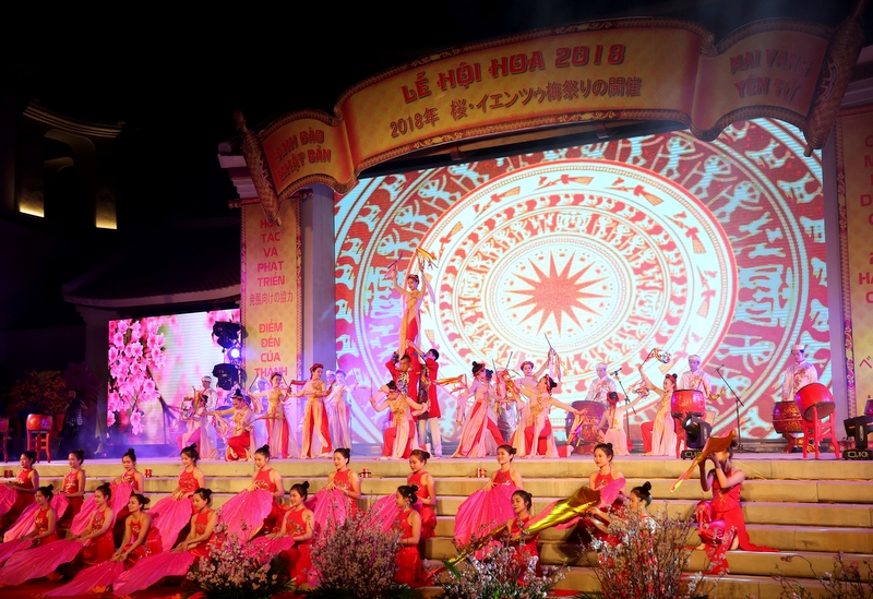  Lễ hội Hoa Anh đào - Mai vàng Yên Tử 2018 được TP Uông Bí tổ chức, diễn ra từ ngày 23-26/3, thu hút đông đảo du khách tới tham quan.