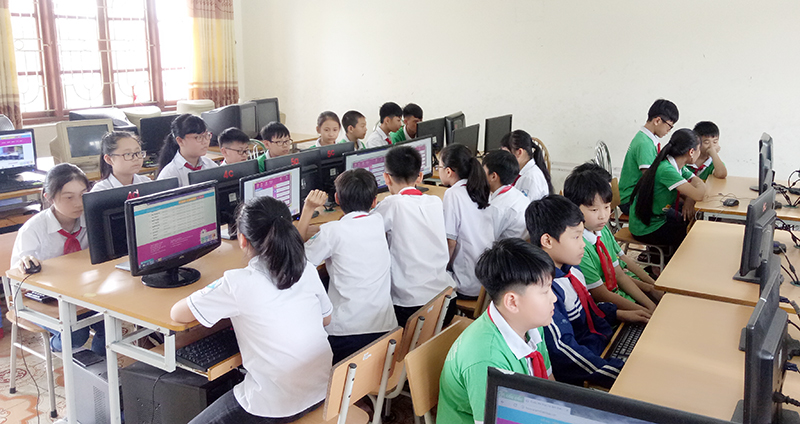 Học sinh Trường THCS Nguyễn Đức Cảnh (TX Đông Triều) thi trắc nghiệm vòng thi đầu tiên.