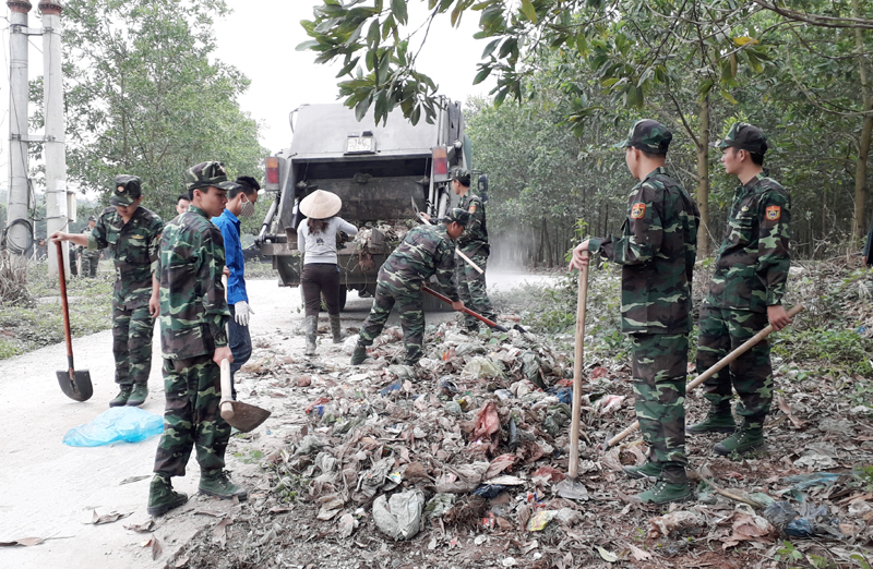Xã Thống Nhất, huyện Hoành Bồ phối hợp các lực lượng trên địa bàn tổ chức thu gom, vận chuyển rác thải tại khu tái định cư thôn Làng